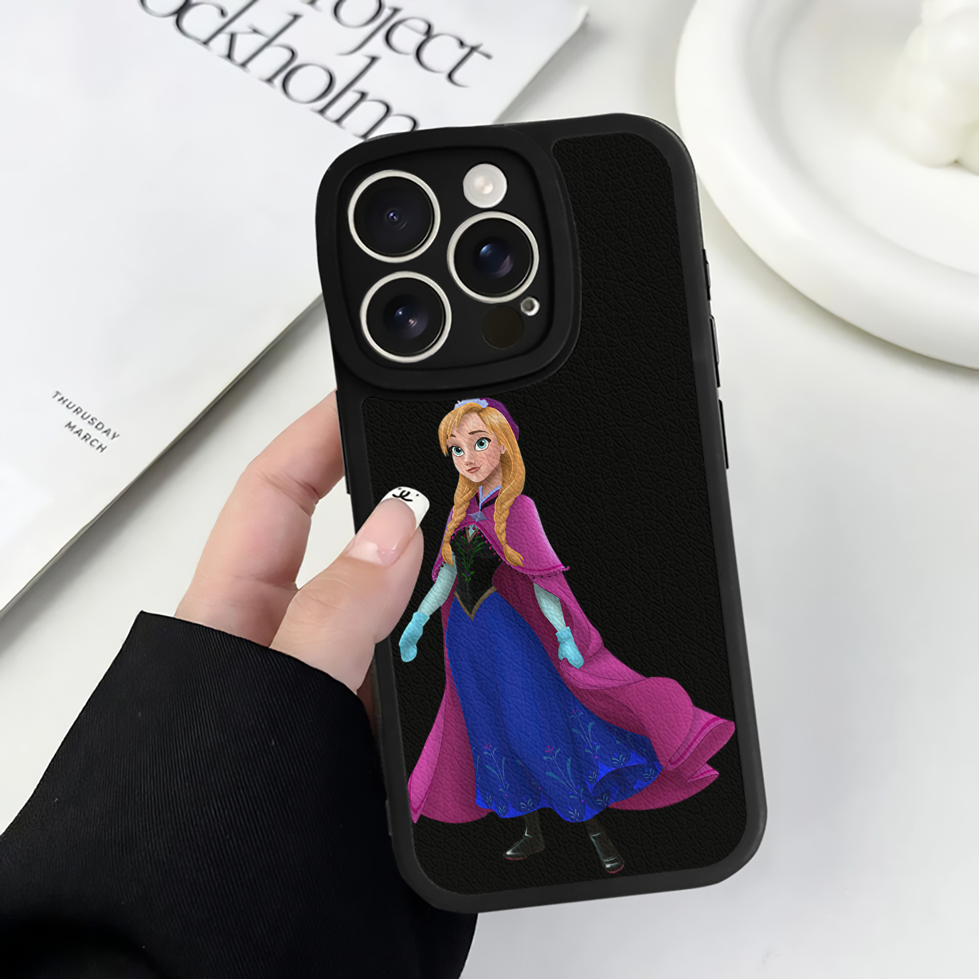 （画像用） アナと雪の女王 アンナ エルサ Frozen Anna Elsa 【iPhone 16シリーズ対応】シリコンスマホケース（レザー調） 材質：シリコン
